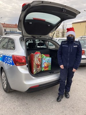 POLICJANCI PRZEKAZALI DZIECIOM PREZENTY