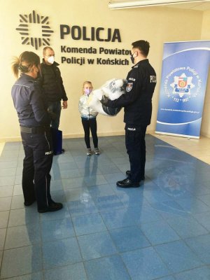 Koneccy Policjanci przekazali na aukcję charytatywną policyjną maskotkę