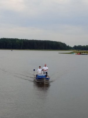 Mundurowi patrolują zbiornik wodny w Antoniowie