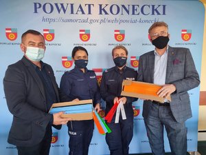 Policjanci po raz kolejny otrzymali odblaski od Starosty Koneckiego