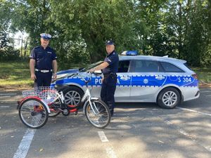 policjanci wraz z rowerem