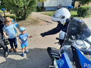zdjecia przedstawiające policjantów wraz z dziećmi