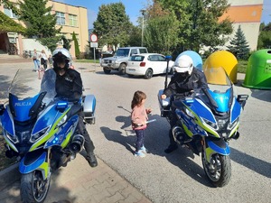 zdjecia przedstawiające policjantów wraz z dziećmi