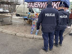 Dzielnicowi kontrolują punkty sprzedaży fajerwerków