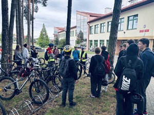 Policjantka z koneckiej drogówki o bezpieczeństwie podczas szkolnej rowerowej pielgrzymki do Czarnej