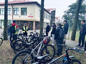 Policjantka z koneckiej drogówki o bezpieczeństwie podczas szkolnej rowerowej pielgrzymki do Czarnej