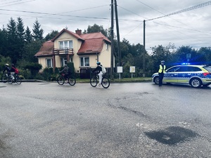 Policjantka z koneckiej drogówki o bezpieczeństwie podczas szkolnej rowerowej pielgrzymki do Czarnej