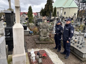 Zapalili znicze na grobach zmarłych i poległych funkcjonariuszy