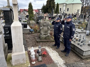 Zapalili znicze na grobach zmarłych i poległych funkcjonariuszy