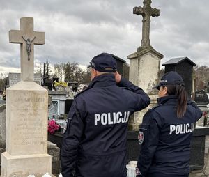 Zapalili znicze na grobach zmarłych i poległych funkcjonariuszy