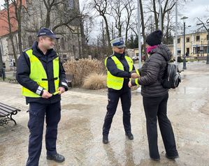 „Odblask na walentynki” – profilaktyczne działania koneckich policjantów