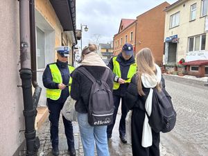 „Odblask na walentynki” – profilaktyczne działania koneckich policjantów