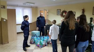 Policjanci przekazali paczki dzieciom